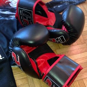 C2 Boxing Gloves 12oz + chin guards Muay Thai Martial Art Set excellent